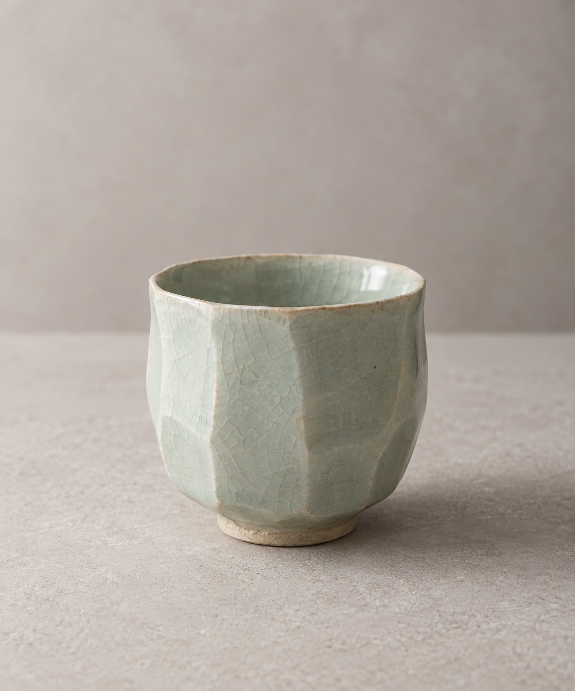 浅青色开片釉手作杯